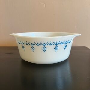 Pyrex snowflake garland casserole dish. Small